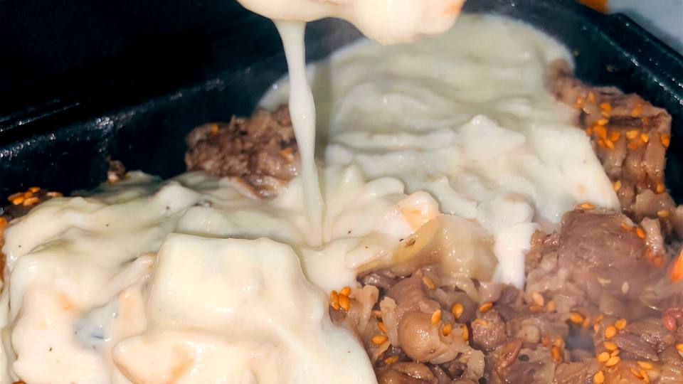 Beef bowl with clam chowder